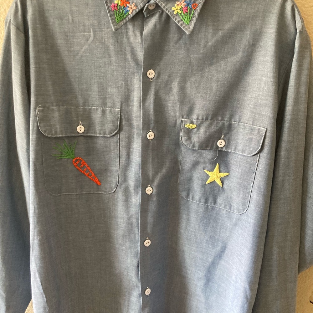 Women’s vintage embroidered button up size M/L